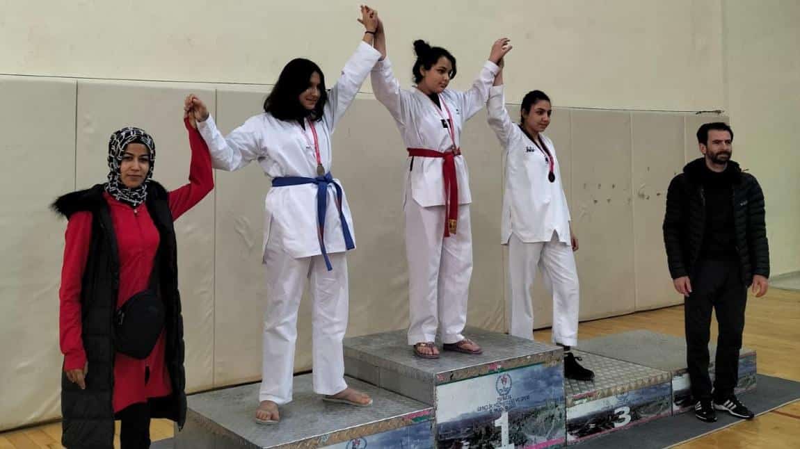 Öğrencimiz Asiyegül DEMİR'le Taekwondo Okul Sporlarında Isparta il 2.si olduk...