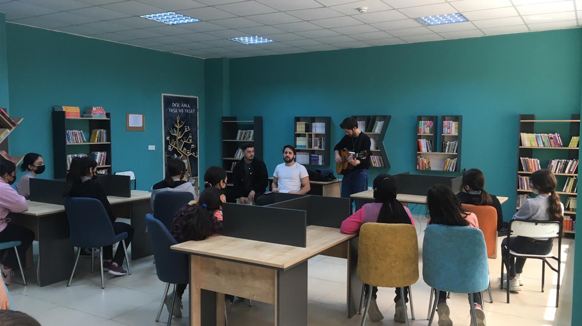 Süleyman Demirel Üniversitesi öğrencilerinin kurduğu müzik grubunu kütüphanemizde misafir ettik...