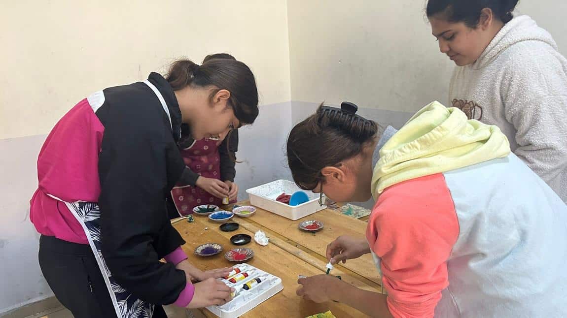 Eğitimin Niteliğini Geliştirme Projesi-ENGEP kapsamında tüm sınıflarımızda öğrencilerimizle birlikte Görsel Sanatlar derslerimizde Ebru boyaması yapıyoruz...