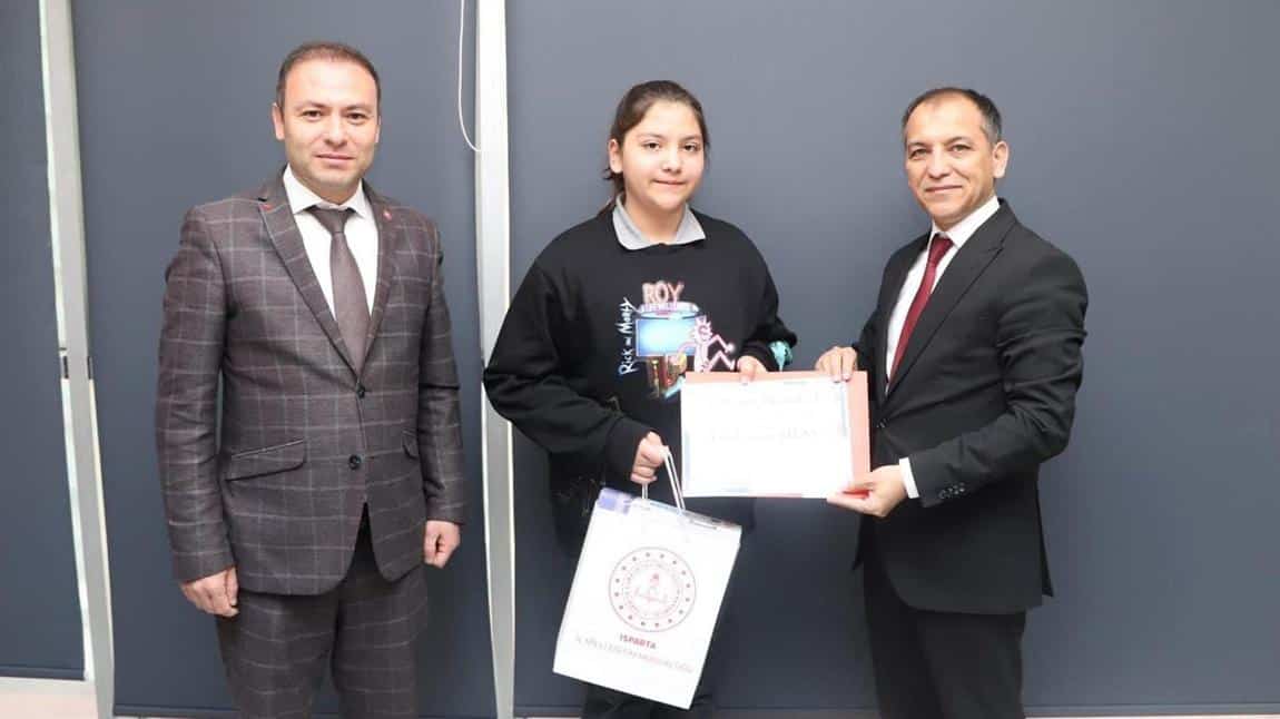 Dilimizin Zenginlikleri Projesi kapsamında düzenlenen yarışmada öğrencimiz Eflal Sena SİLAV'a ödülü İl Milli Eğitim Müdürümüz Sayın Erhan BAYDUR tarafından takdim edildi.