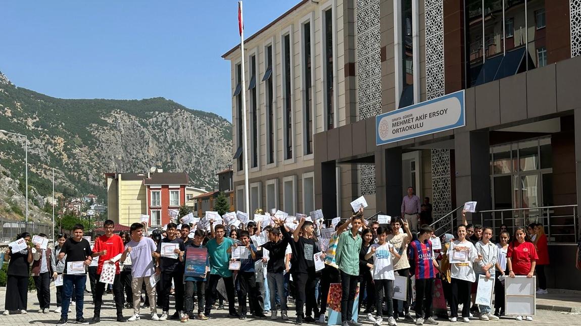 Sevgili öğrencilerimiz yaz tatiliniz başladı..Bol bol kitap okumayı, yürüyüşler yapmayı ve büyüklerinizi ziyaret etmeyi unutmayınız.. Hepinize iyi tatiller...