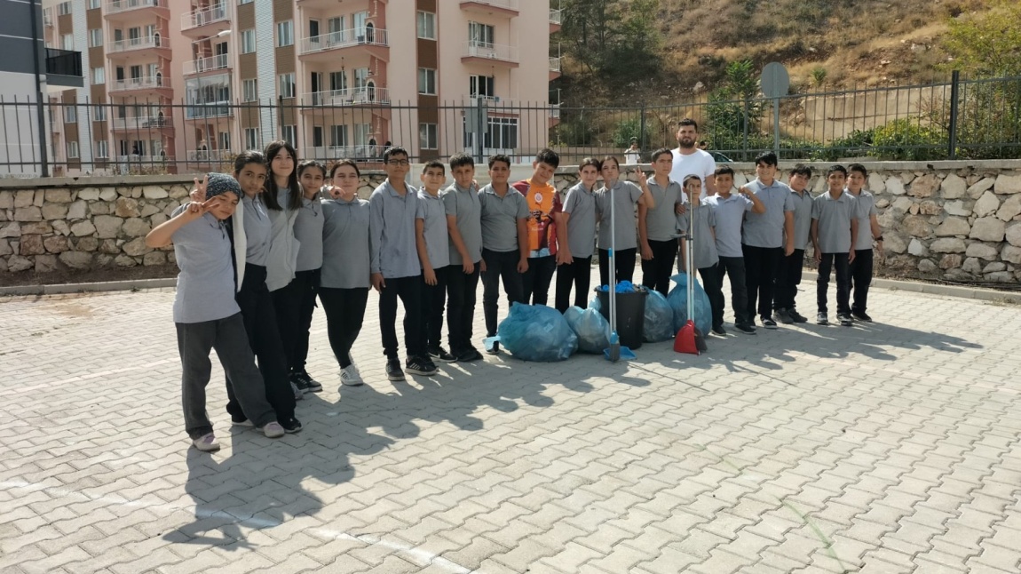 Dünya Temizlik Günü Etkinlikleri Kapsamında Okulumuz Öğrencileriyle Bahçe ve Çevre Temizliği Yapıldı